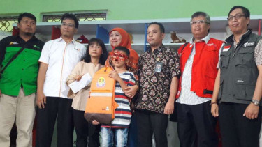 Mensos Khofifah Indar Parawansa bersama Monica, anak penjual kopi.