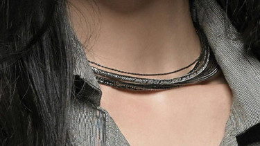 Kalung emas hitam
