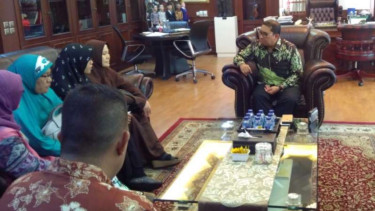 Istri, keluarga Jonru Ginting mengadu ke Fadli Zon, Rabu, 11 Oktober 2017.