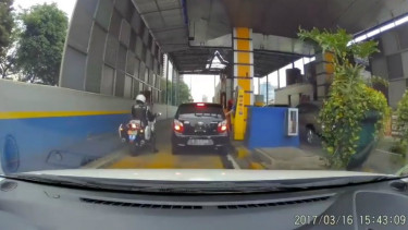Mobil Agya bernasib sial, tabrak palang tol usai diserobot motor patroli.