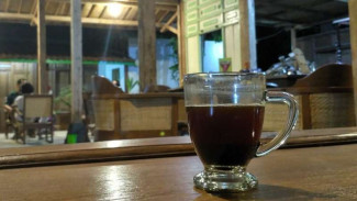Nikmatnya Duduk di Kursi Jati Tua Sambil Seruput Kopi