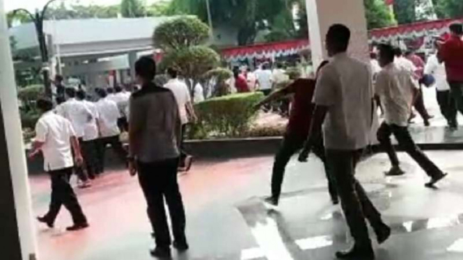 Penyerang mengamuk dan merusak kantor Mendagri.