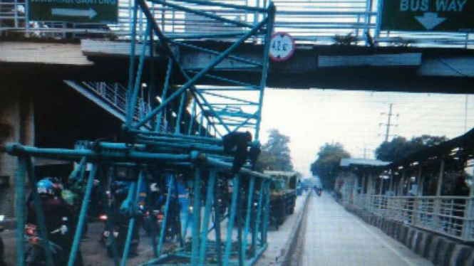 Besi tersangkut di JPO Daan Mogot