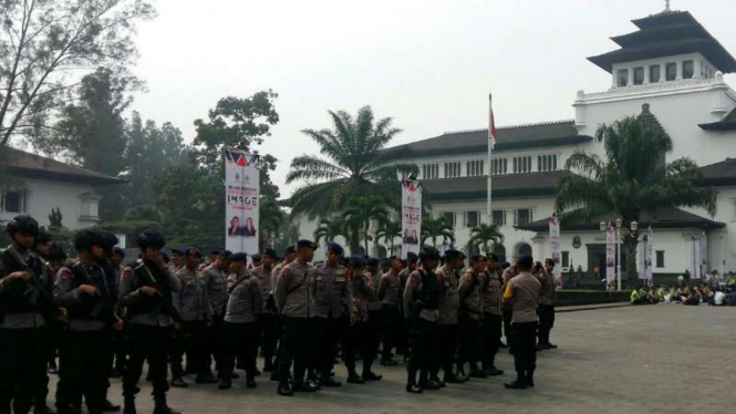 Aparat gabungan mengamankan Gedung Sate