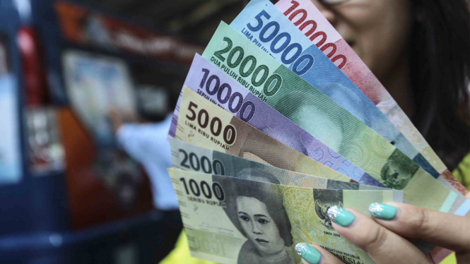 Uang kertas pecahan rupiah.