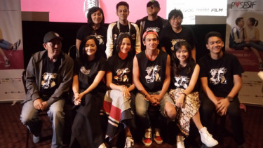 Para pemain dan kru film Posesif.