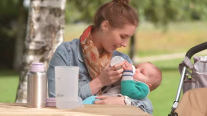 Peralatan sterilizer untuk botol bayi. 