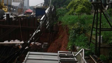 Lubang pancang LRT yang longsor di depan Menara Saidah.