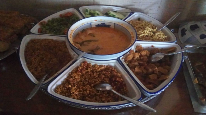 Beragam lauk dan sayur untuk nasi campur di tempat makan Khas Jawa. 