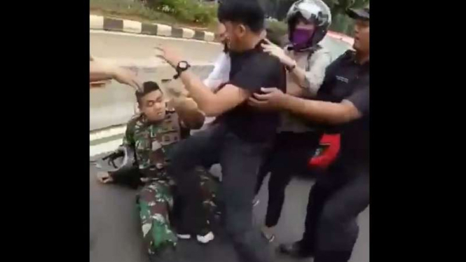 Pemuda tendang prajurit TNI.