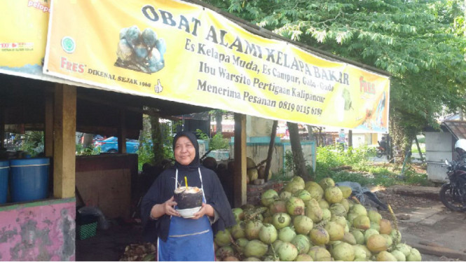 Warung kelapa bakar berkhasiat milik Bu Warsito di Semarang.