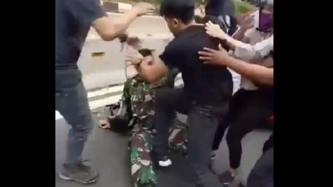 Duel pemuda dan prajurit TNI AL di Jalan Pemuda, Rawamangun, Jakarta Timur.