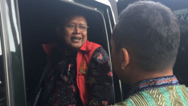 Tersangka Sitrul saat ditahan di Kejaksaan Jatim, Surabaya.