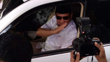 Prabowo Subianto usai mendaftarkan Partai Gerindra ke Kantor KPU Pusat.