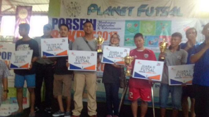 Penyerahan juara futsal Porseni Bakrie