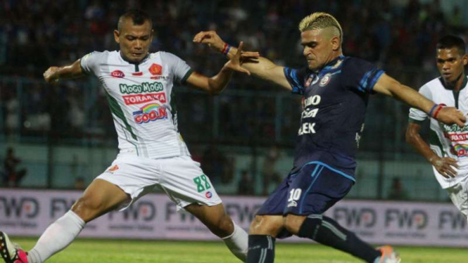 Duel Arema FC vs PS TNI