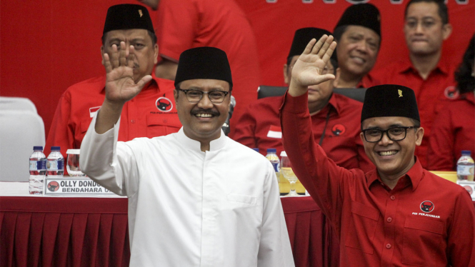 Gus Ipul (kiri) - Azwar Anas (kanan) ketika dideklarasikan PDIP.
