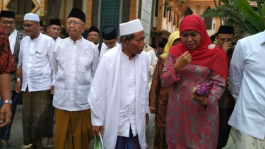 Khofifah Indar Parawansa bersama kiai pendukungnya di Ponpes Tebu Ireng, Jombang, Jawa Timur, Minggu (15/10/2017)