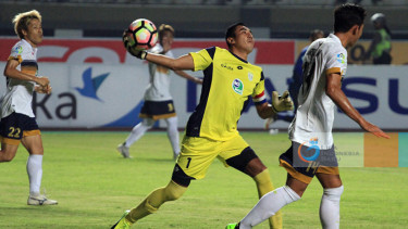 Kiper Persela Lamongan Choirul Huda (tengah).