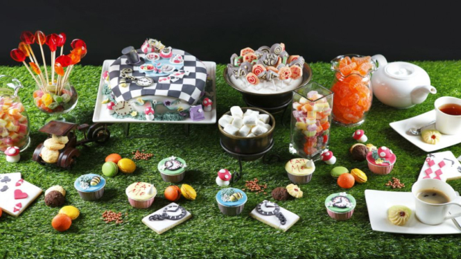 Minum teh ditemani kue kering di jamuan Alice in Wonderland Afternoon Tea