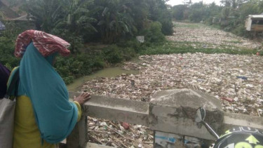 Kondisi Sungai Cibanten yang sudah ditutupi sampah, Senin (16/10/2017).