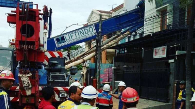 Crane fortal gentry proyek LRT yang roboh menimpa rumah di Kelapa Gading.