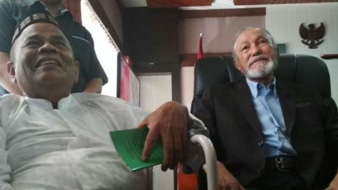 Wali Nanggroe Malik Mahmud Al-Haytar (kanan) dan mantan Menteri Pertahanan GAM Zakaria Saman (kiri) di gedung DPR Aceh, Banda Aceh, pada Selasa, 17 Oktober 2017.