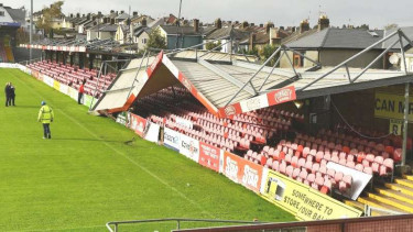 Kondisi stadion Turner's Cross roboh diterjang badai