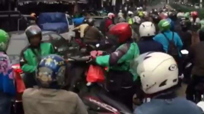 Gotong royong menolak ditilang.