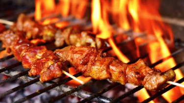 Daging sate sayam yang sedang proses dibakar.