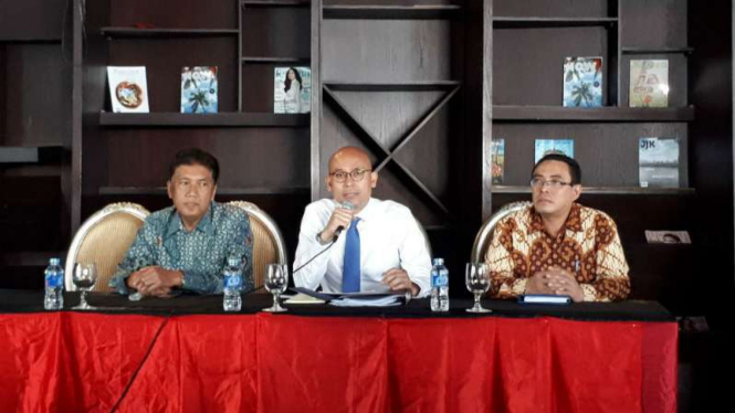 Juru Bicara Kemlu Arrmanatha Nasir (tengah)