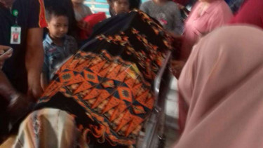 Jenazah Sakir Sarira, Ketua DPRD Kolaka Utara di Sulawesi Tenggara, dikeluarkan dari RSUD Kolaka Rabu, 18 Oktober 2017.