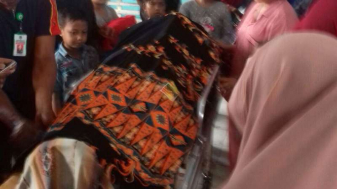 Jenazah Sakir Sarira, Ketua DPRD Kolaka Utara di Sulawesi Tenggara, dikeluarkan dari RSUD Kolaka Rabu, 18 Oktober 2017.