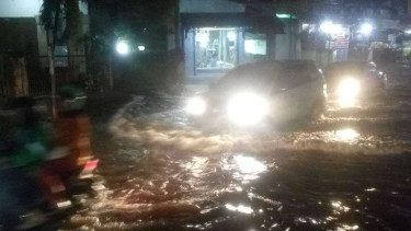 Sejumlah lokasi di Kota Depok, Jawa Barat, kebanjiran setelah hujan deras sejak siang pada Rabu, 18 Oktober 2017.