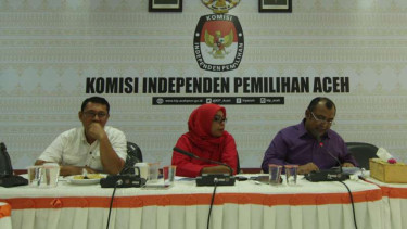 Komisioner KIP Aceh saat menggelar jumpa pers tentang persyaratan pendaftaran partai politik lokal di Banda Aceh pada Rabu, 18 Oktober 2017.