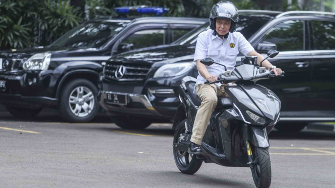 Melihat Menteri Jonan Jajal Motor Listrik
