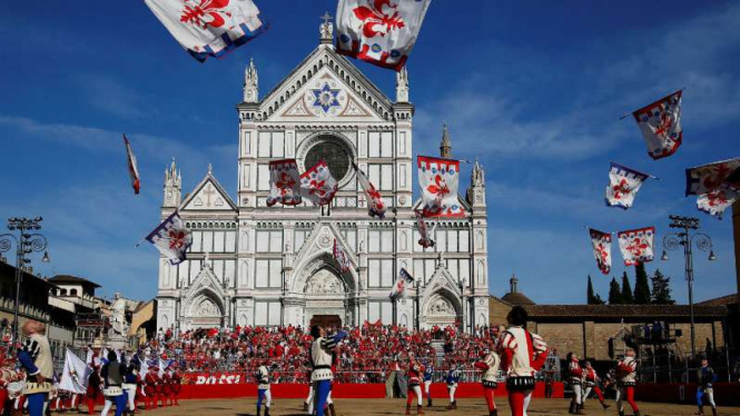 Pertunjukan di pelataran Basilika Santa Croce, Italia
