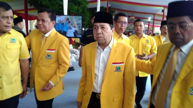 Ketua DPR Setya Novanto (tengah)
