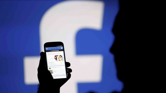 Bikin status Facebook.