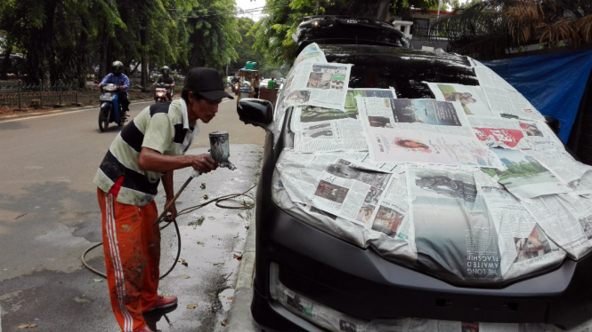 Mencoba dempul cat pinggir jalan.