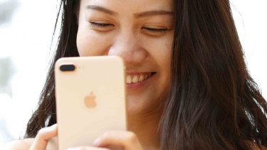 Telepon - smartphone - mobile phone - hp - gadget - internet - generasi milenial - apple - iphone