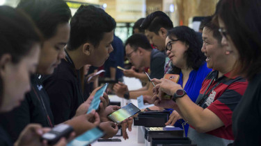 Telepon - smartphone - mobile phone - hp - gadget - internet - generasi milenial.