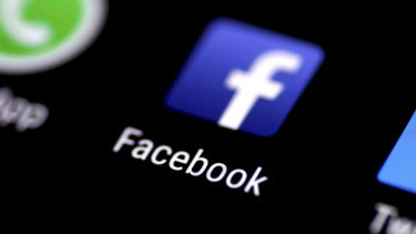 Telepon - smartphone - mobile phone - hp - gadget - internet - generasi milenial - Facebook