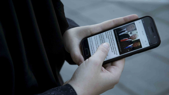 Ilustrasi browsing lewat smartphone.
