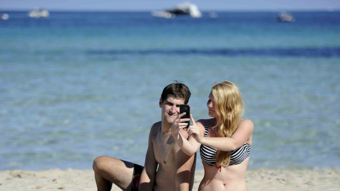 Turis di pantai.