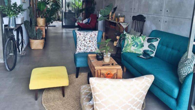 Rumah Minimalis Miky Setiawan bergaya industrial loft jungalow