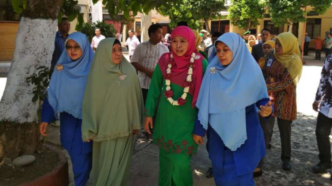 Menteri Sosial Khofifah Indar Parawansa di Pesantren Al Mawaddah, Kabupaten Ponorogo, Jawa Timur, pada Sabtu, 21 Oktober 2017.