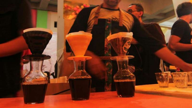 Penyeduhan kopi dengan metode manual brewing