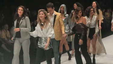 Luna Maya dan karya busananya di Jakarta Fashion Week, Minggu 22Oktober 2017.