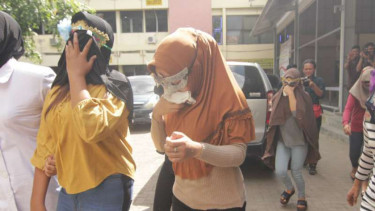 Para tersangka pelaku prostitusi online di Aceh dan si muncikari ditangkap di sebuah hotel di Banda Aceh, Aceh, pada Senin, 23 Oktober 2017.